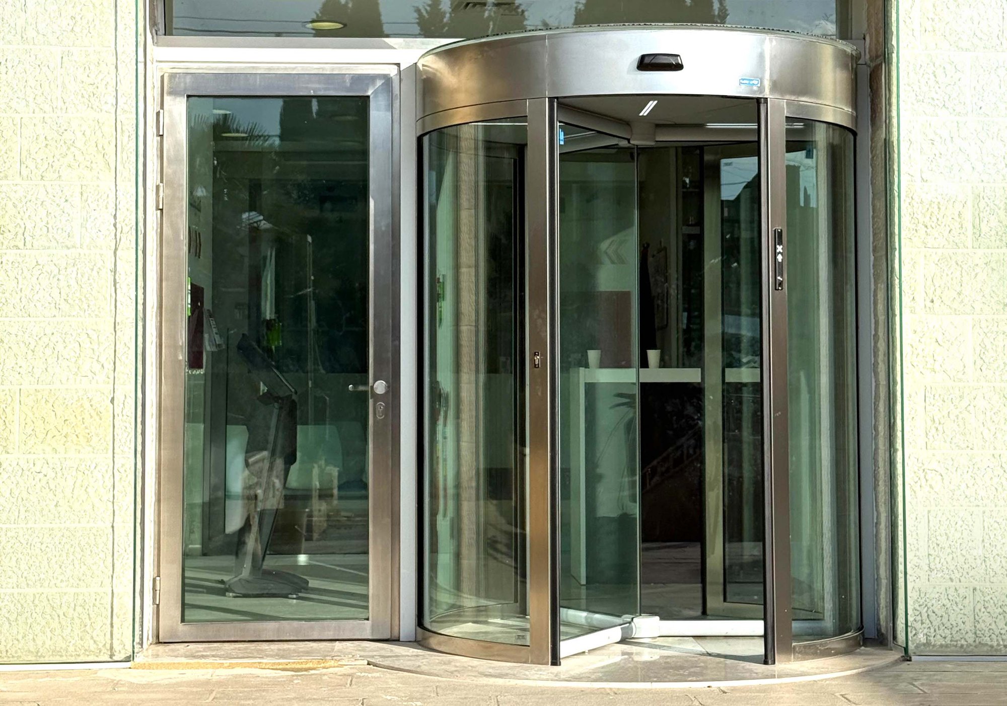 CoMETA Co146 Automatic Revolving Door
